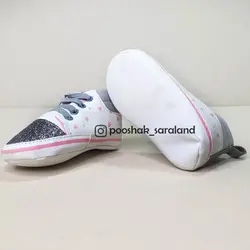 پاپوش نوزاد دخترانه طرح قلب سفید