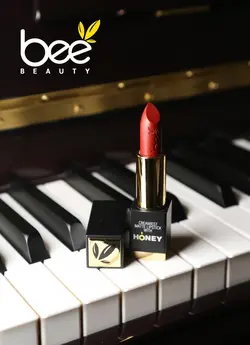 رژ لب جامد بی Bee Beauty lip stick حاوی موم عسل و ویتامین 20 E