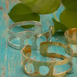 دستبند باز النگویی برنجی مدل اطلسی