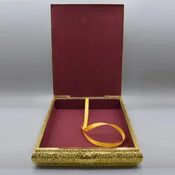 قاب قرآن نفیس طلایی پایه دار