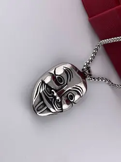 گردنبند استیل مردانه V for Vendetta &bull; گالری بدلیجات ترنج