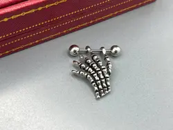 پیرسینگ سینه دست اسکلتی نقره ای رنگ ثابت • گالری بدلیجات ترنج