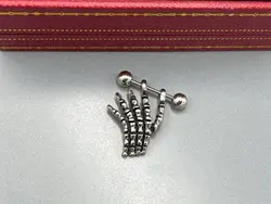 پیرسینگ سینه دست اسکلتی نقره ای رنگ ثابت • گالری بدلیجات ترنج