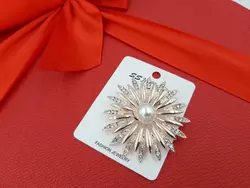 گل سینه نگین کاری شده تک مروارید رزگلد • گالری بدلیجات ترنج