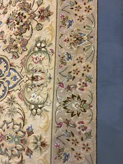 فرش خاطره کویر کاشان 1500 شانه طرح گل افشان زمینه آبی