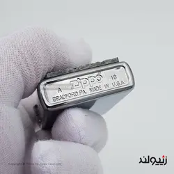 فندک زیپو اصل بنزینی کد 2005043 مدل پنج ضلعی اسکلت بدنه برنجی با روکش بلک آیس طراحی پلاک شده یک طرفه Original Zippo Lighter