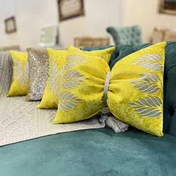 ست کوسن 4 عددی طرح پیچک مخمل زرد چرم نقره ای اکلیلی