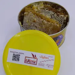 عسل همراه با موم