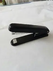 دستگاه منگنه ۲۴/۶ طرح deli
