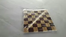 زیر قابلمه ای چوبی شطرنجی