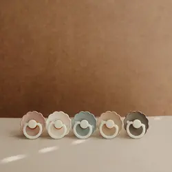 پستانک کلاسیک فیریگ(شب تاب) سایز 0 تا 6 ماه کد frigg FC1018