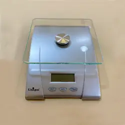 ترازو دیجیتال آشپزخانه یونیک مدل کف شیشه ای