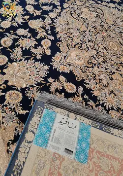 فرش ماشینی افرند 1500 شانه گل برجسته زمینه سرمه‌ای کد 55040