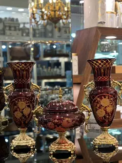 کریستال رو کنسولی قرمز با پایه برنجی