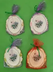 013201-گیفت غدیر بیضی شکل در طرحهای متنوع جنس گچی با توری و روبان-9در11سانت