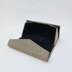 خرید کیف عینک آفتابی و طبی تاشو مثلثی با رنگ سفید و مشکی مدل 991626 | فروشگاه آرکوشاپ