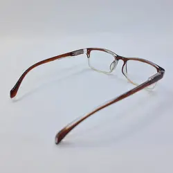 خرید عینک مطالعه مستطیلی با نمره +1.25 با فریم قهوه ای و دسته فنری مدل 23 | فروشگاه آرکوشاپ