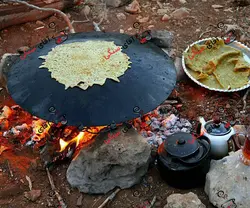 ساج سفری چدنی 44 سانتی دسته دار ساج نان پزی چدن خالص بدون روکش شیمیایی (ساچ روسی ظرف چدنی) ظروف کوهنوردی و طبیعتگردی و ظروف سفری | ساج ووک چدنی تابه ووک چدنی . ماهیتابه چدنی . قابلمه چدنی
