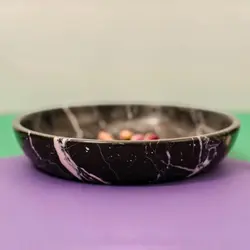 بشقاب گرد سنگی مشکی رگه دار،مدل لبه دار،سنگ طبیعی،مقاومت بالا،تک و خاص | هدیه تولد | جهیزیه عروس | کادویی | ظروف سنگی آقای سنگی | ظروف آنتیک و کلکسیونی