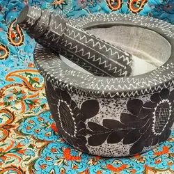 هاون سنگی حکاکی شده دسته دار طرح گل پنج برگ | هاون سنگی | ظروف سنگی آقای سنگی