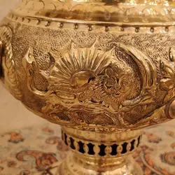 سماور ذغالی برنجی شیر و خورشید ۸ لیتری قلم دست برجسته زرد کد ۱۲۵۴