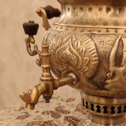 سماور ذغالی برنجی ۸ لیتری قلم دست برجسته هخامنش آنتیک کد ۱۲۵۷