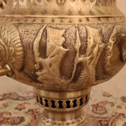 سماور ذغالی برنجی ۸ لیتری قلم دست برجسته هخامنش آنتیک کد ۱۲۵۷