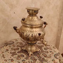 سماور ذغالی برنجی ۸ لیتری قلم دست برجسته هخامنش آنتیک کد ۱۲۵۷
