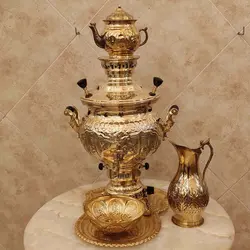 سماور برنجی گازی ۸ لیتری طرح هخامنش قلم زرد با سرویس
