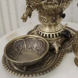 سماور گازی برنجی ۶ لیتری قلم دست برجسته هخامنش آنتیک با سرویس کد ۱۳۰۲S