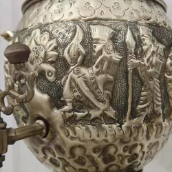 سماور گازی برنجی ۶ لیتری قلم دست برجسته هخامنش آنتیک با سرویس کد ۱۳۰۲S