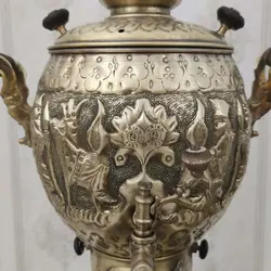 سماور گازی برنجی ۶ لیتری قلم دست برجسته هخامنش آنتیک با سرویس کد ۱۳۰۲S