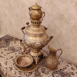 سماور برنجی گازی قلم دست مدل شیر و خورشید ۸ لیتری آنتیک با سرویس کد ۱۳۵۴s