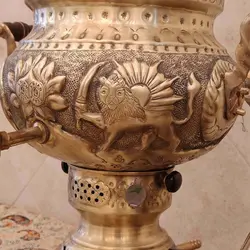 سماور برنجی گازی قلم دست مدل شیر و خورشید ۸ لیتری آنتیک با سرویس کد ۱۳۵۴s