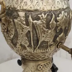 سماور گازی برنجی ۶ لیتری قلم دست برجسته هخامنش آنتیک کد ۱۳۰۲