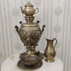 سماور گازی برنجی ۶ لیتری قلم دست برجسته شیر و خورشید آنتیک با سرویس کد ۱۳۰۳S