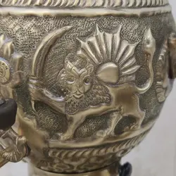 سماور گازی برنجی ۶ لیتری قلم دست برجسته شیر و خورشید آنتیک با سرویس کد ۱۳۰۳S