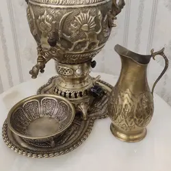 سماور گازی برنجی ۶ لیتری قلم دست برجسته شیر و خورشید آنتیک با سرویس کد ۱۳۰۳S
