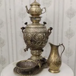 سماور گازی برنجی ۶ لیتری قلم دست برجسته شیر و خورشید آنتیک با سرویس کد ۱۳۰۳S
