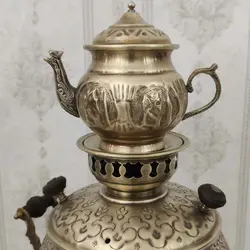 سماور گازی برنجی ۶ لیتری قلم دست برجسته شیر و خورشید آنتیک با سرویس کد ۱۳۰۳S