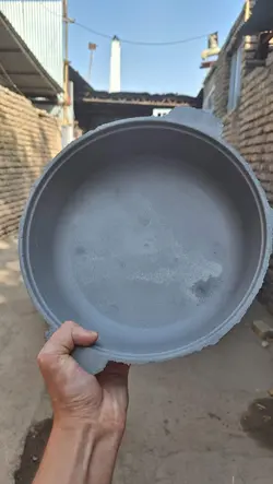 تابه چدنی لبه بلند(ماهیتابه چدن اصل آهنربا میچسبه بدون روکش شیمیایی منزل جهیزیه عروس ) ظروف چدن خالص آقای سنگی چدن روسی اصل . هدیه تولد . کادویی . ظروف سالم