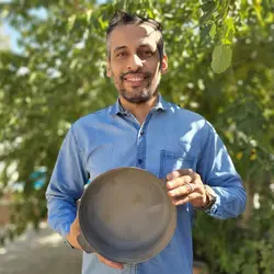 تابه چدنی لبه بلند(ماهیتابه چدن اصل آهنربا میچسبه بدون روکش شیمیایی منزل جهیزیه عروس ) ظروف چدن خالص آقای سنگی چدن روسی اصل . هدیه تولد . کادویی . ظروف سالم