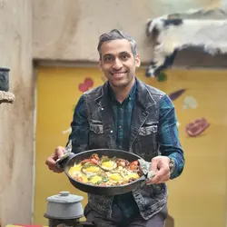 تابه چدنی لبه بلند(ماهیتابه چدن اصل آهنربا میچسبه بدون روکش شیمیایی منزل جهیزیه عروس ) ظروف چدن خالص آقای سنگی چدن روسی اصل . هدیه تولد . کادویی . ظروف سالم