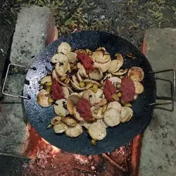 ساج چدنی خالص 33 سانتی | ساج نان پزی چدن خالص بدون روکش شیمیایی (ساچ روسی ظرف چدنی) ظروف کوهنوردی و طبیعتگردی و ظروف سفری | ساج ووک چدنی تابه ووک چدنی . ماهیتابه چدنی . قابلمه چدنی | ساج چدنی | ساج سفری | ظروف چدنی اصل | ساج چدن خالص