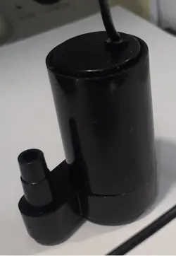 پمپ آب مینیاتوری مناسب آکواریوم ۶-۳ ولت DC مدل VERTICAL مشکی