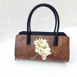 کیف زیبای زنانه برند چرم طبیعی گلدوزی شده وارداتی مدل 569