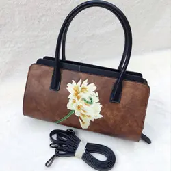 کیف زیبای زنانه برند چرم طبیعی گلدوزی شده وارداتی مدل 569