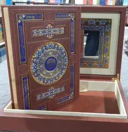 قرآن کریم ( گلاسه معطر تمام رنگی پلاک دار جعبه لپ تابی )