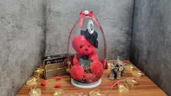 عروسک خرس قرمز کلاه دار خارجی با باکس شیشه ای - فروشگاه اینترنتی پزبده