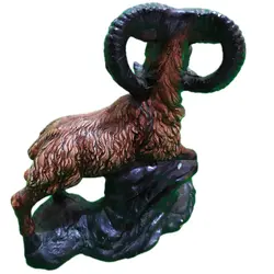 مجسمه بز کوهی روی تخته سنگ